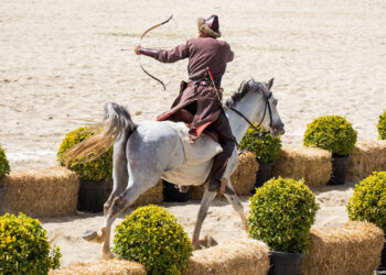 Berittenes Bogenschießen – Die faszinierende Sportart mit Pferd